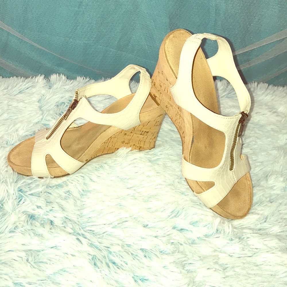 Aerosoles Cream snakeskin wedges🌲